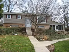 Multi-level home on 4,24 ac. lot w/ pond  & garage