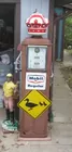 LYN LIECHTY AUCTIONS  Antique Mobil Gas Pump
